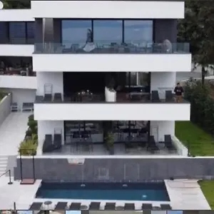 V With Pool And Breakfast Rijeka